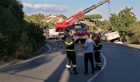 incidente san gimignano oggi|Tir ribaltato a San Gimignano, famiglia di turisti。